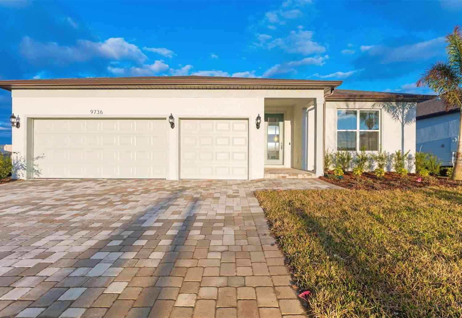 Homes For Sale - 9736 Autumn Ridge Avenue<br/> RIVERVIEW, FL 33578