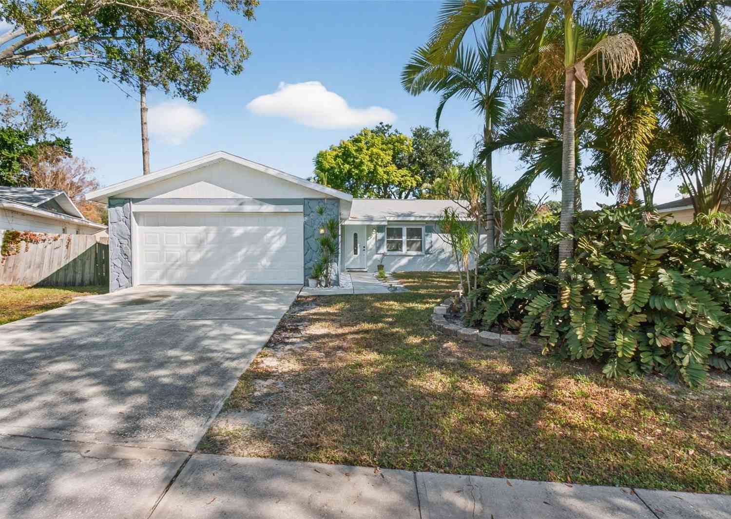 Homes For Sale - 7227 118th Circle<br/> LARGO, FL 33773