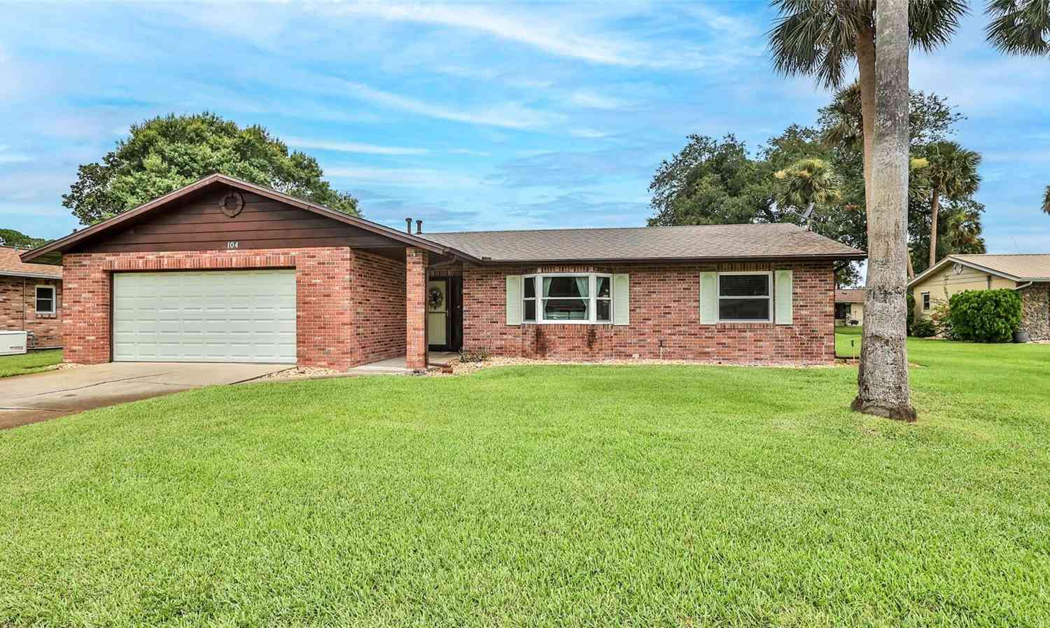 Homes For Sale - 104 Nathan Hale Court<br/> DAYTONA BEACH, FL 32119