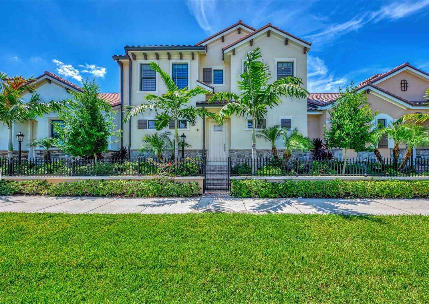 Homes For Sale - 906 E Venice Avenue<br/> VENICE, FL 34285