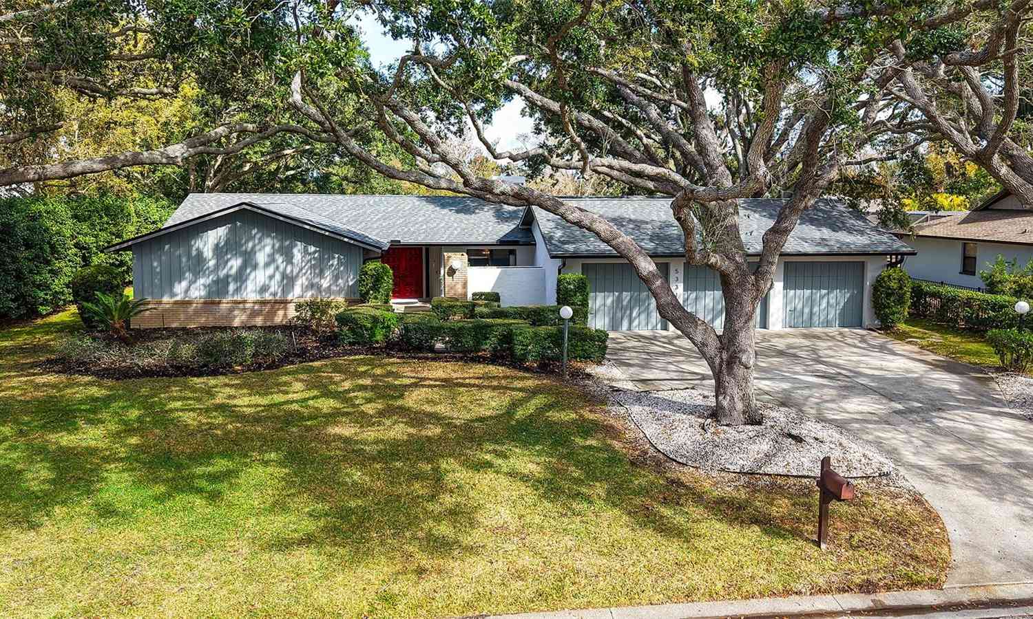 Homes For Sale - 5331 Dominica Circle<br/> SARASOTA, FL 34233
