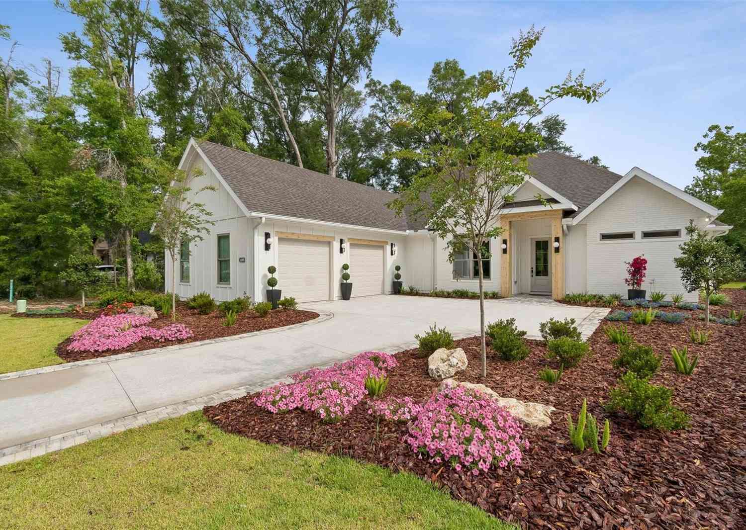 Homes For Sale - 14098 SW 7th Place<br/> NEWBERRY, FL 32669