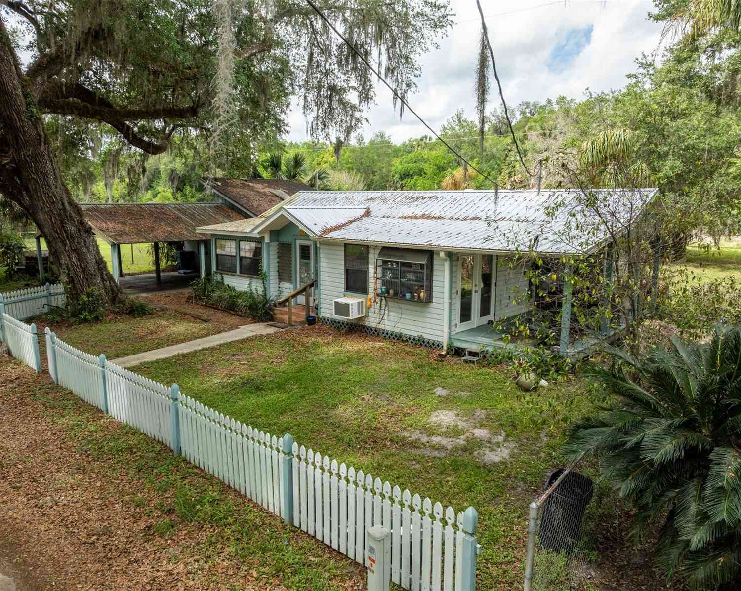 Homes For Sale - 5560 Park Avenue<br/> DE LEON SPRINGS, FL 32130