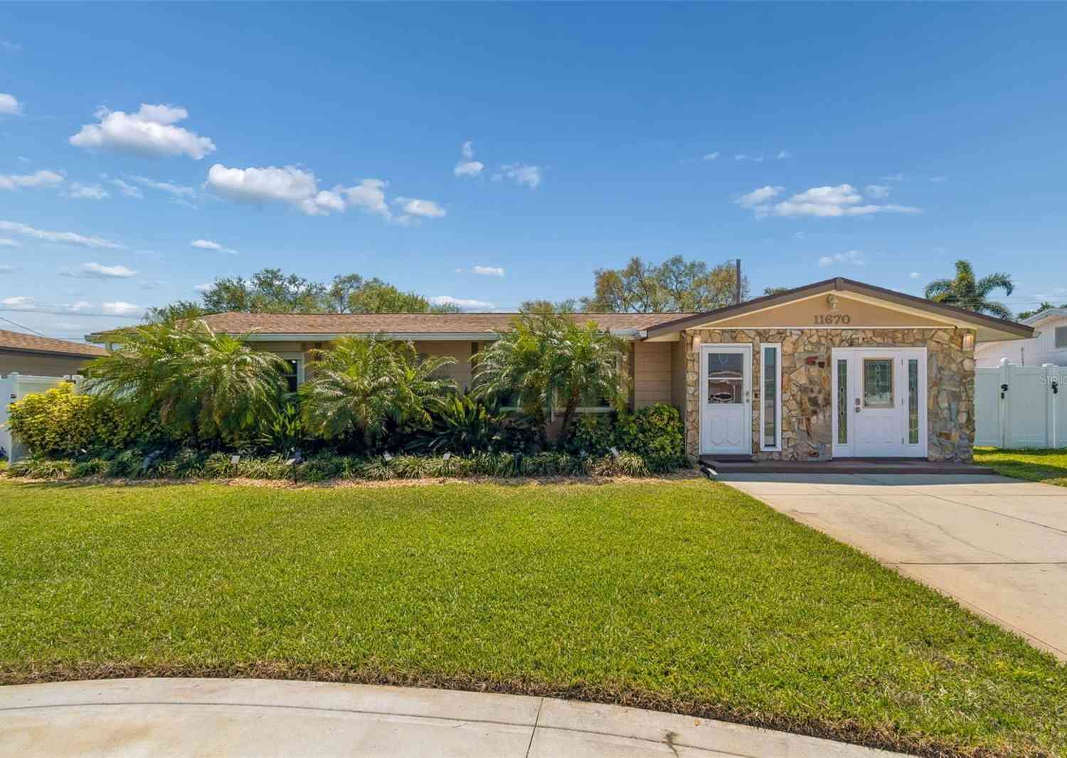Homes For Sale - 11670 81st Place<br/> SEMINOLE, FL 33772