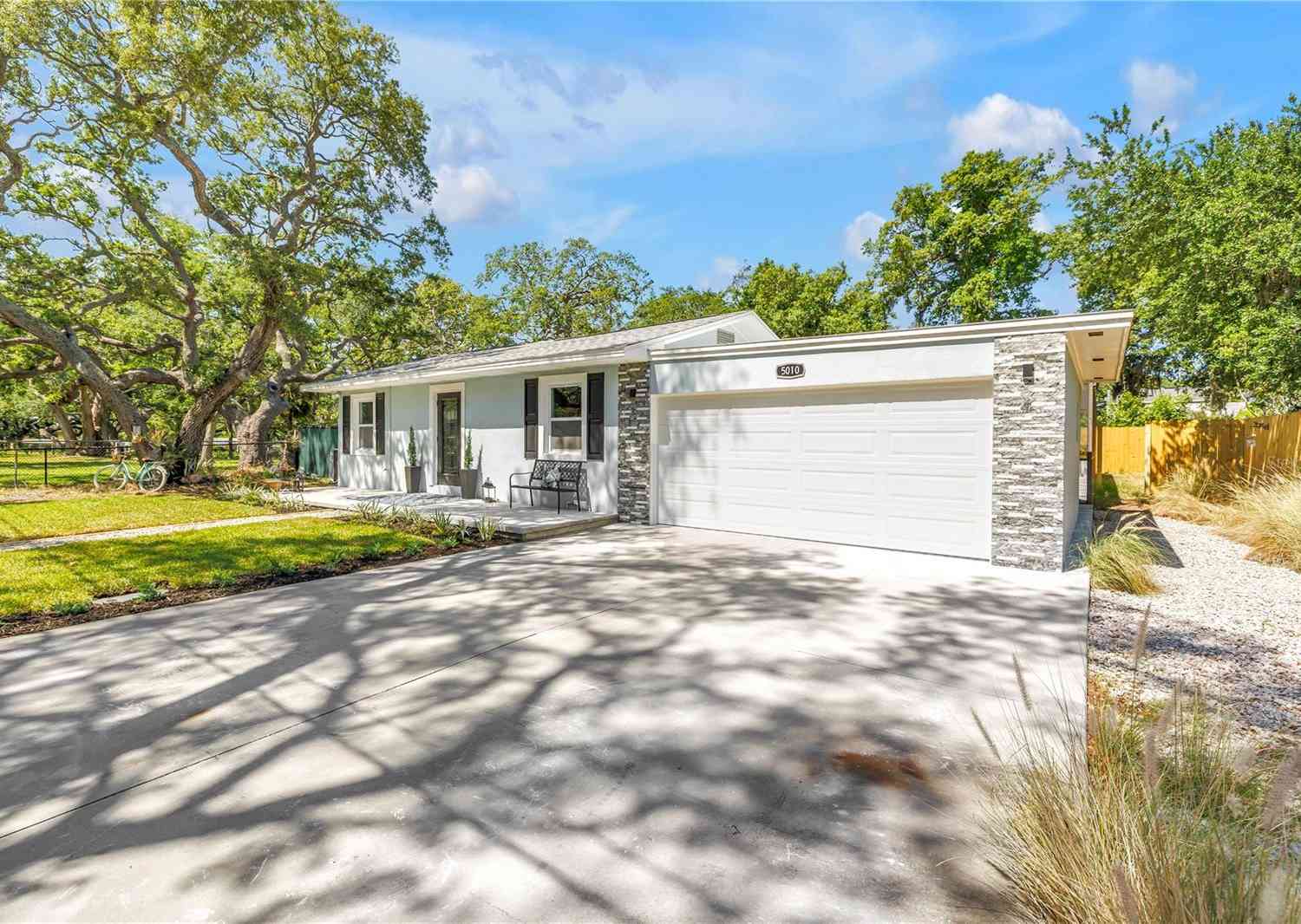 Homes For Sale - 5010 109th Way<br/> Pinellas County, Saint Petersburg, FL 33708