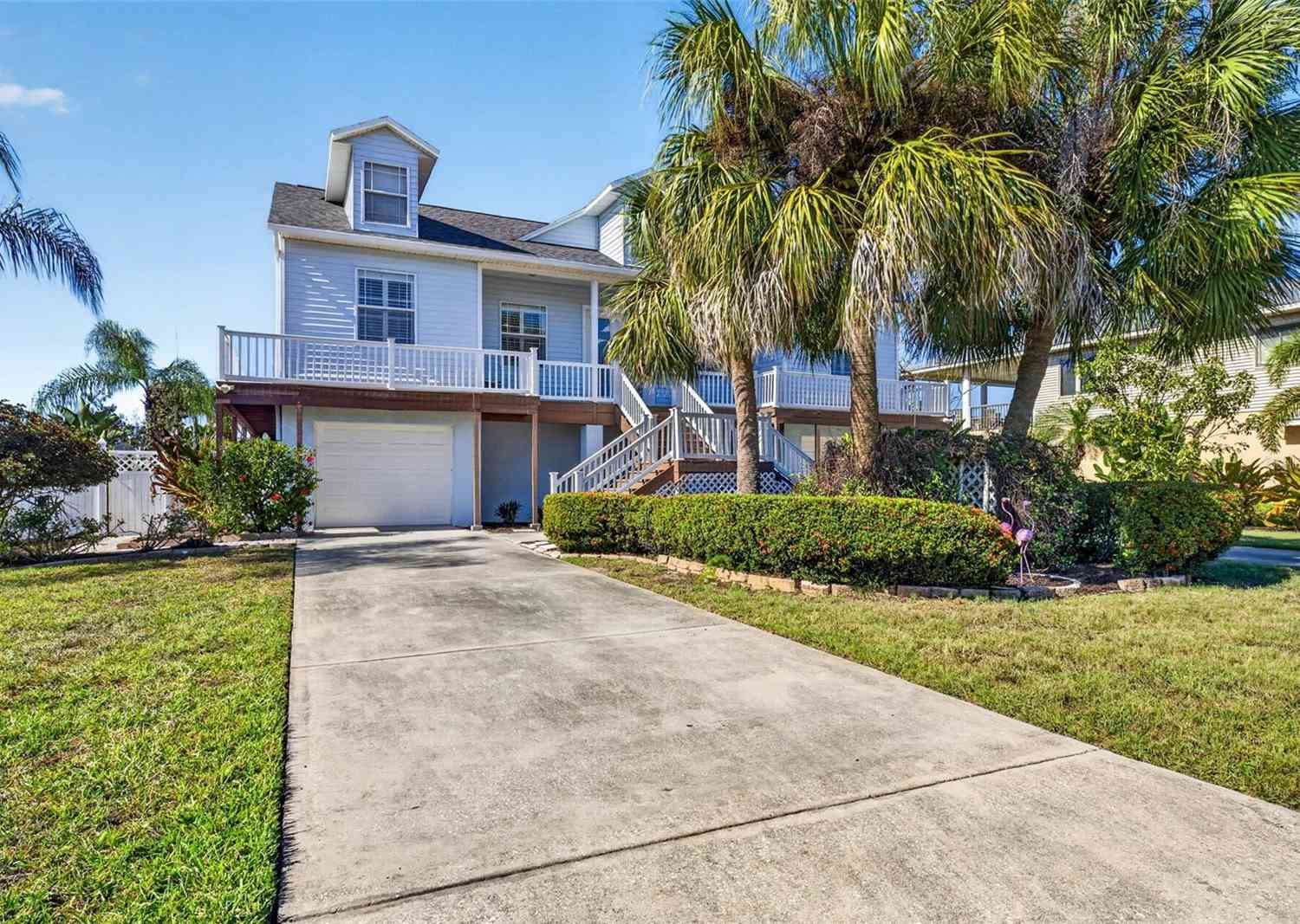 Homes For Sale - 821 Blue Heron Boulevard<br/> RUSKIN, FL 33570