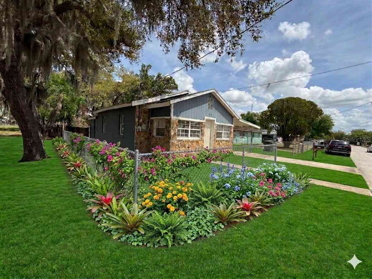 Homes For Sale - 313 E Booker Street<br/> Highlands County, AVON PARK, FL 33825
