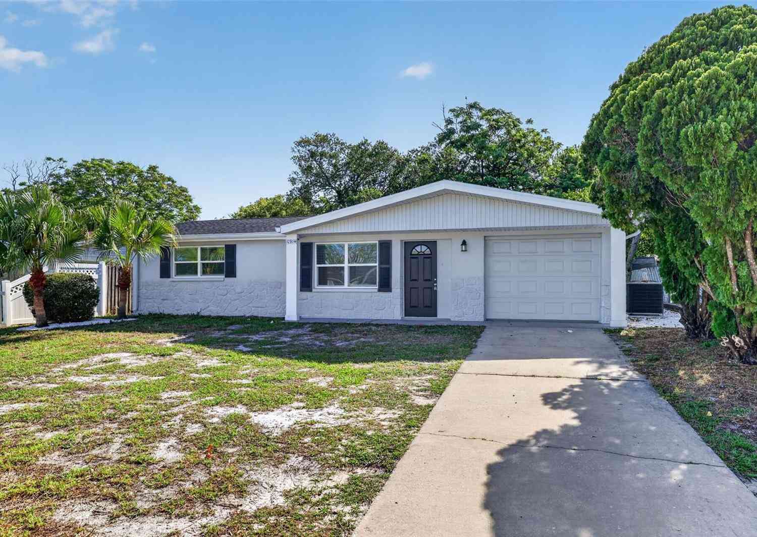 Homes For Sale - 10914 Leeds Road<br/> PORT RICHEY, FL 34668