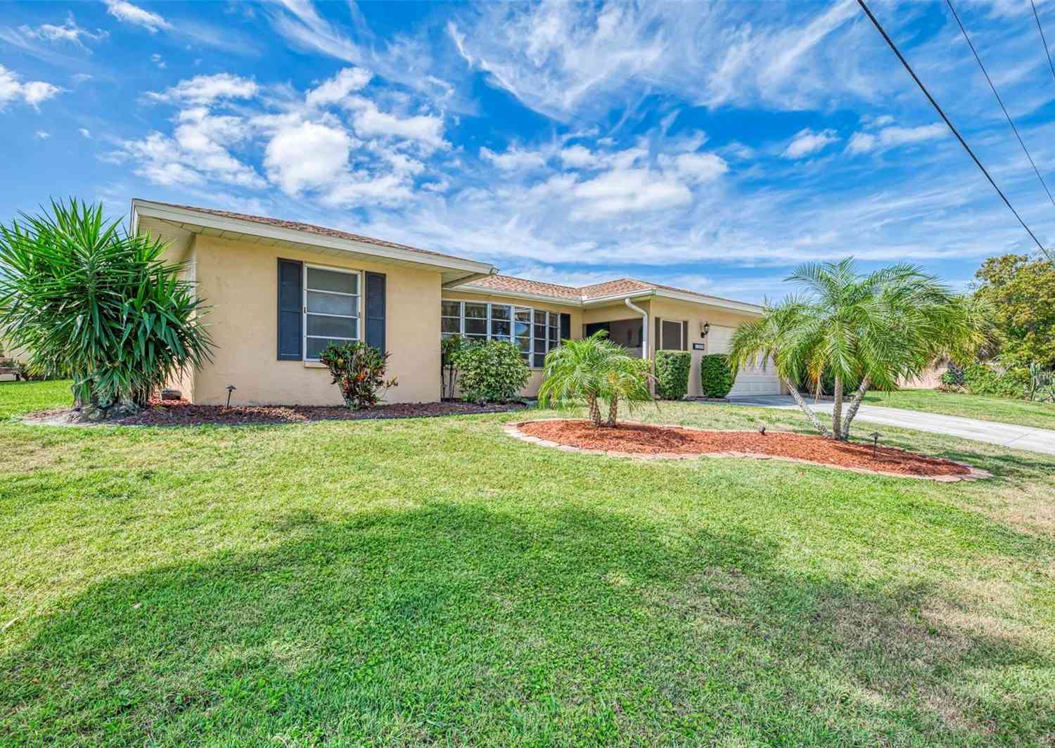Homes For Sale - 1290 Lakeside Drive<br/> VENICE, FL 34293