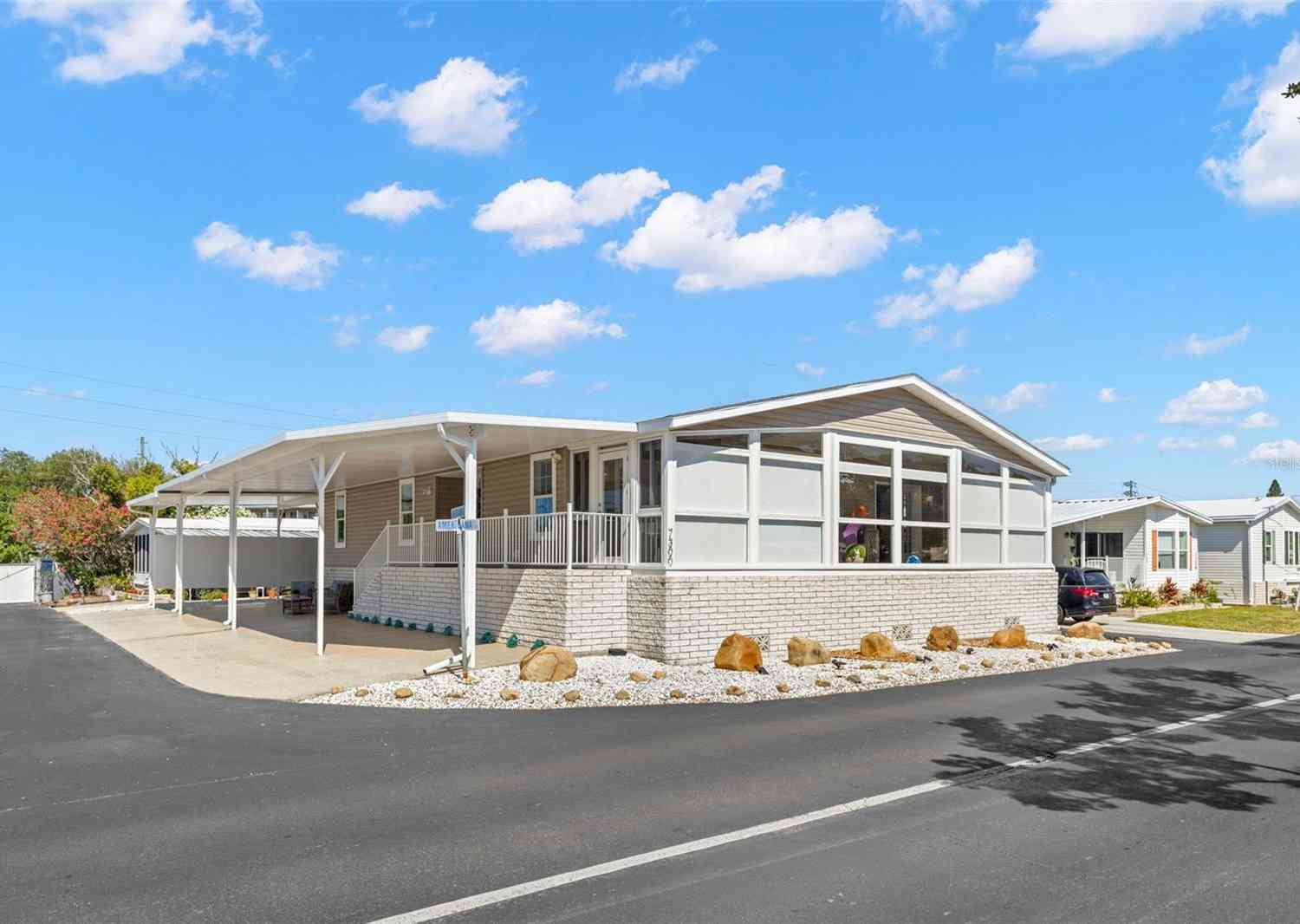 Mobile Home For Sale - 7300 Americana Drive #143<br/> Saint Petersburg, FL 33702