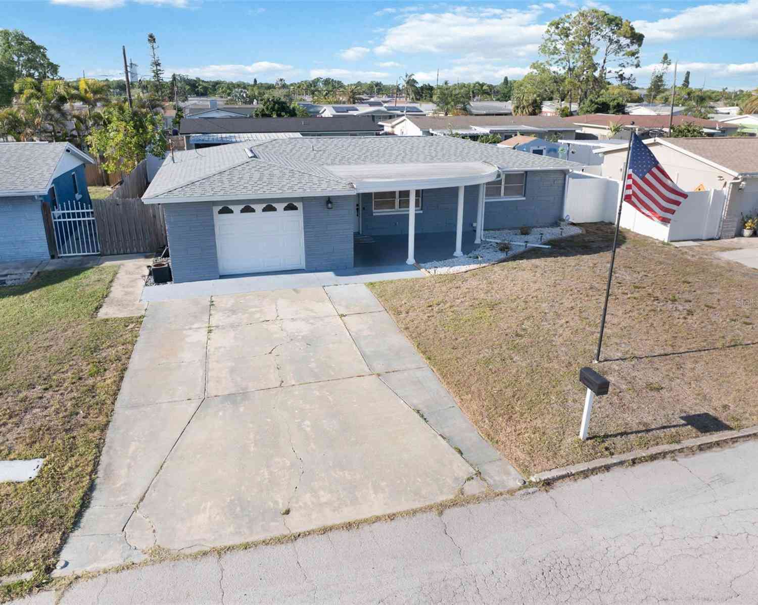 Homes For Sale - 3811 Cedarwood Drive<br/> HOLIDAY, FL 34691