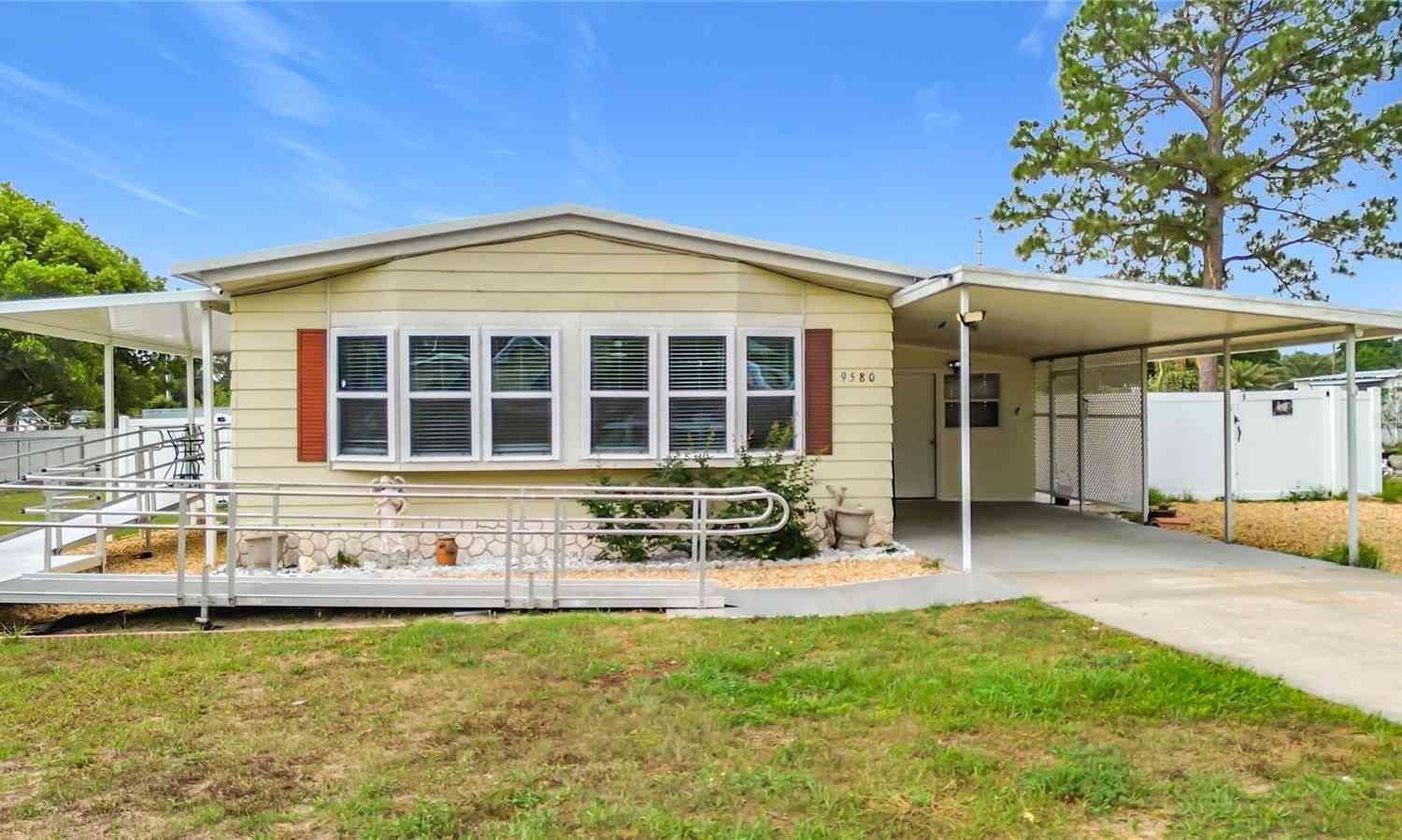Mobile Home For Sale - 9580 SE 161st Place<br/> SUMMERFIELD, FL 34491