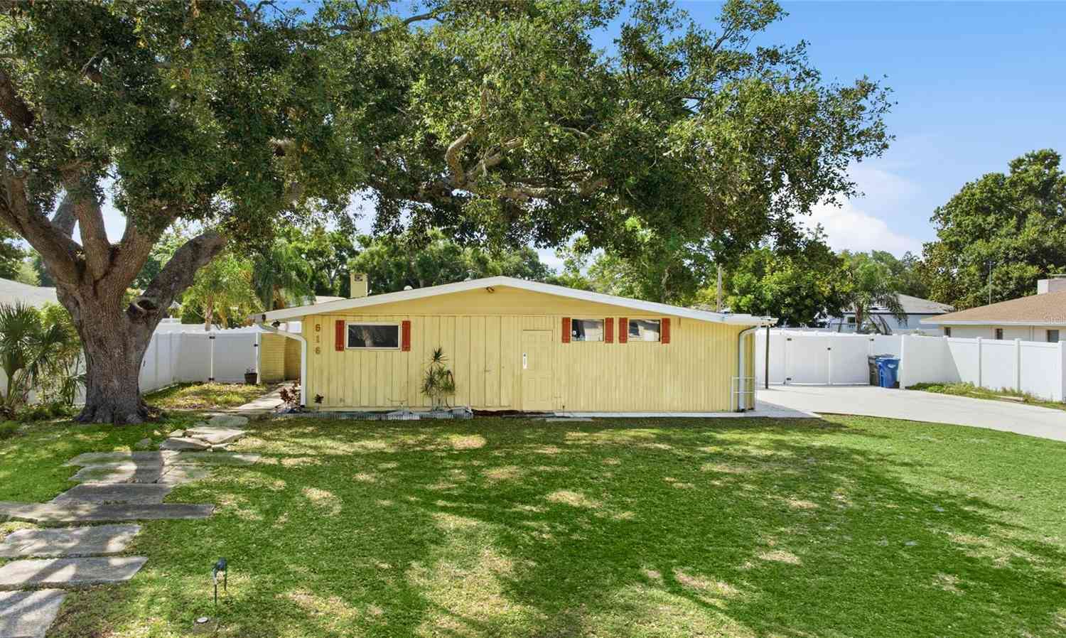 Homes For Sale - 616 Saint Andrews Drive<br/> Manatee County, SARASOTA, FL 34243