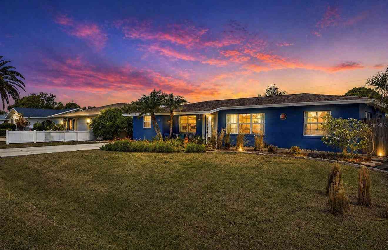 Homes For Sale - 1320 Laurel Avenue<br/> VENICE, FL 34285
