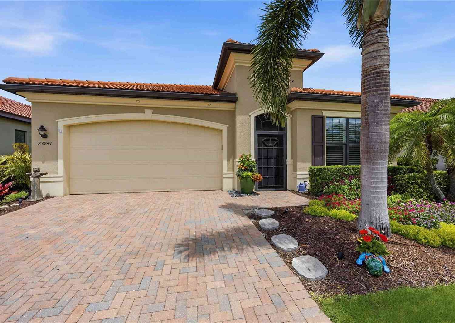 Homes For Sale - 23841 Waverly Circle<br/> VENICE, FL 34293