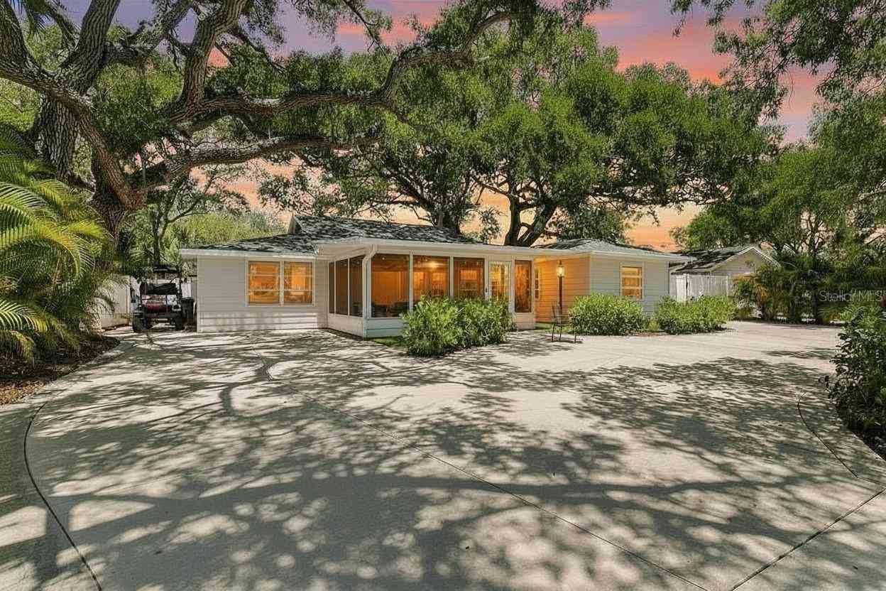 Homes For Sale - 2215 Hibiscus Street<br/> SARASOTA, FL 34239
