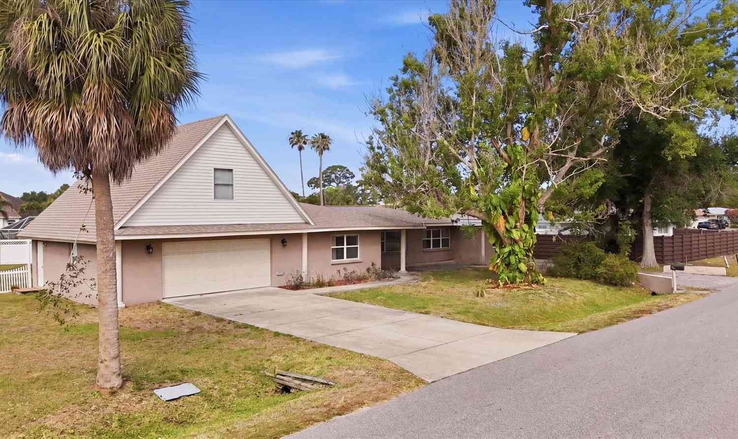 Homes For Sale - 6014 Border Lane<br/> SARASOTA, FL 34231