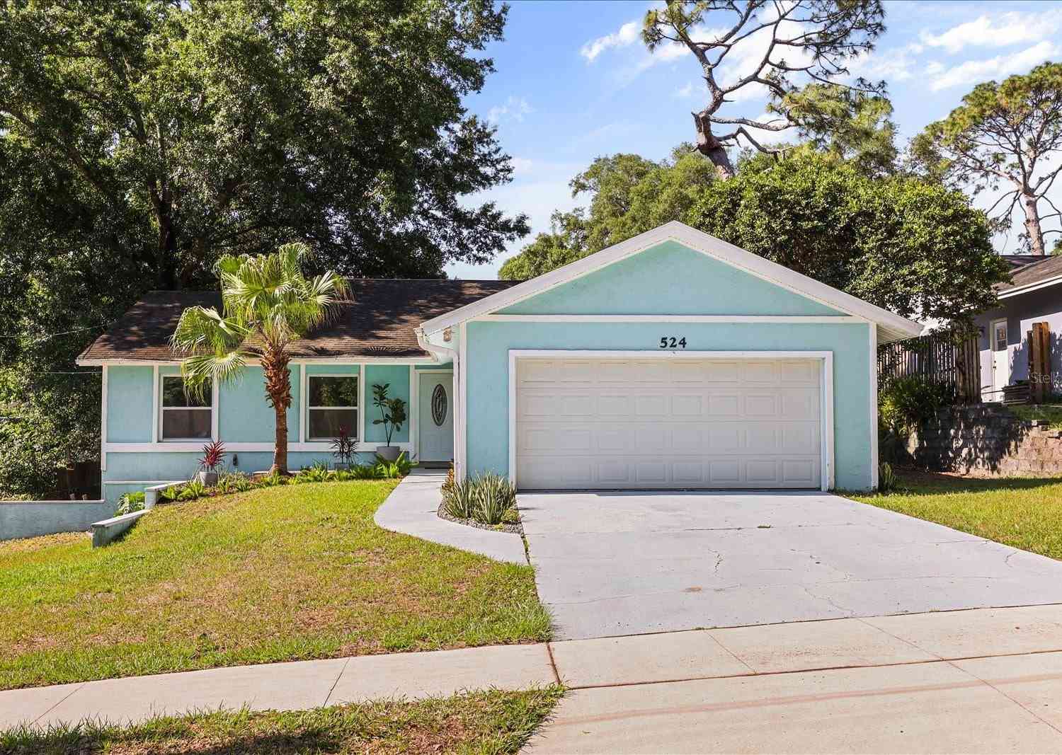 Homes For Sale - 524 E Hillcrest Street<br/> ALTAMONTE SPRINGS, FL 32701