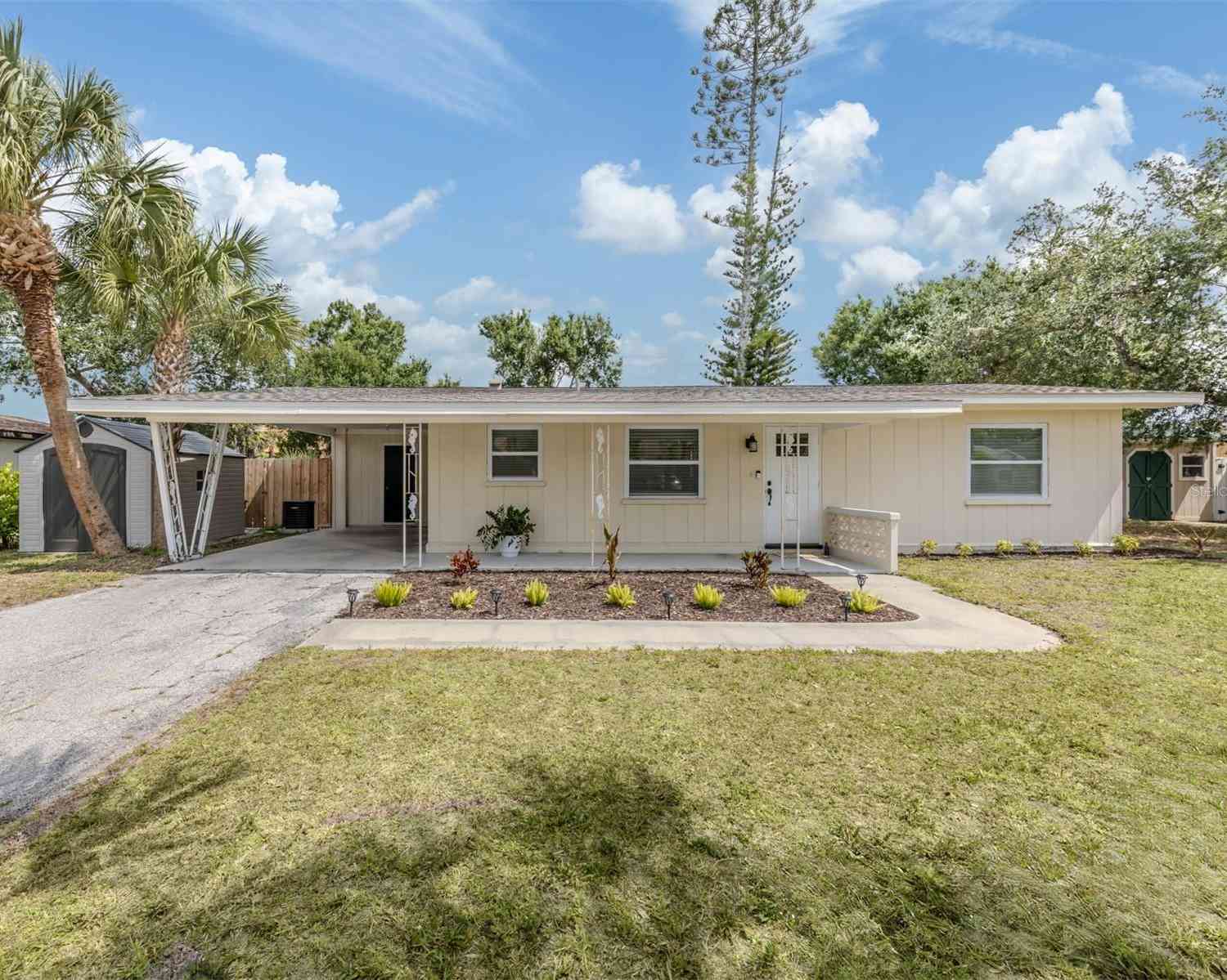 Homes For Sale - 929 Cypress Avenue<br/> VENICE, FL 34285