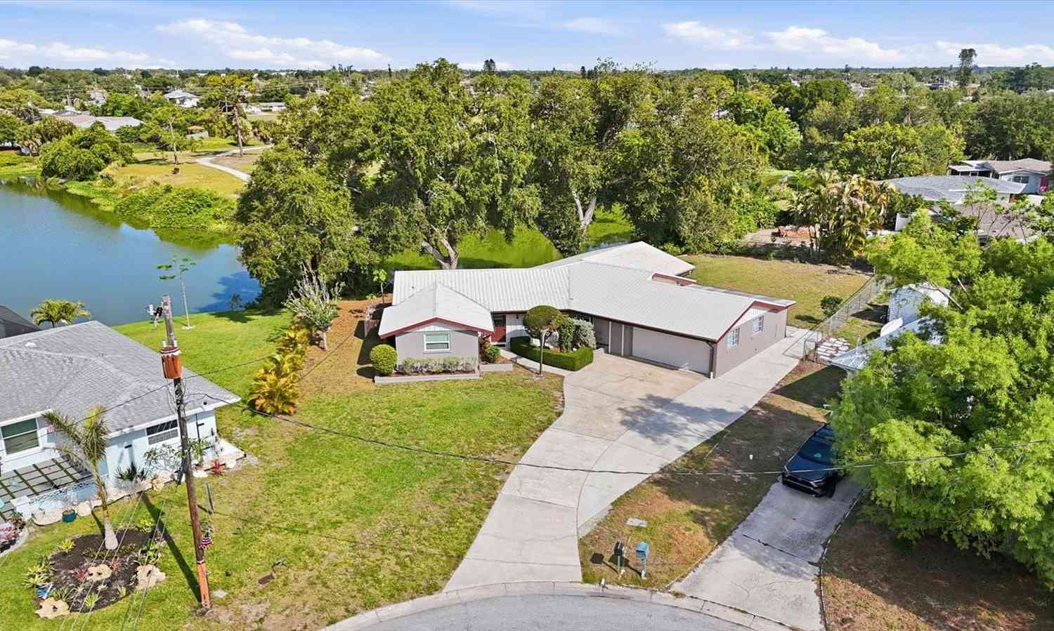 Homes For Sale - 425 Driftwood Road<br/> VENICE, FL 34293