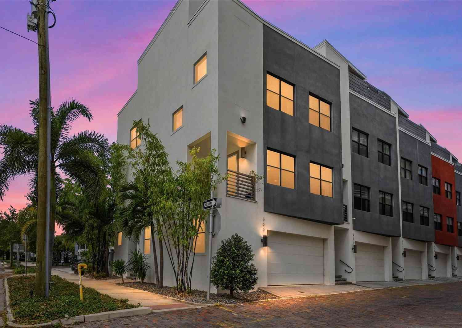 Townhouse For Sale - 300 Delmar Terrace<br/> Pinellas County, Saint Petersburg, FL 33701