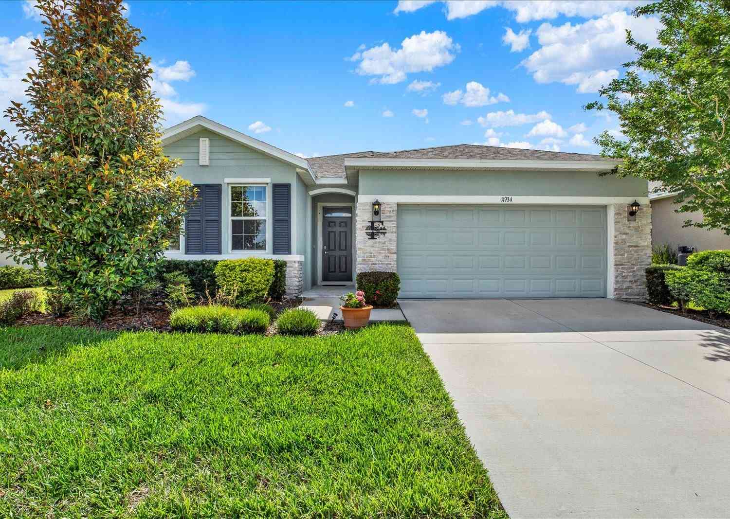 Homes For Sale - 11934 Cross Vine Drive<br/> RIVERVIEW, FL 33579