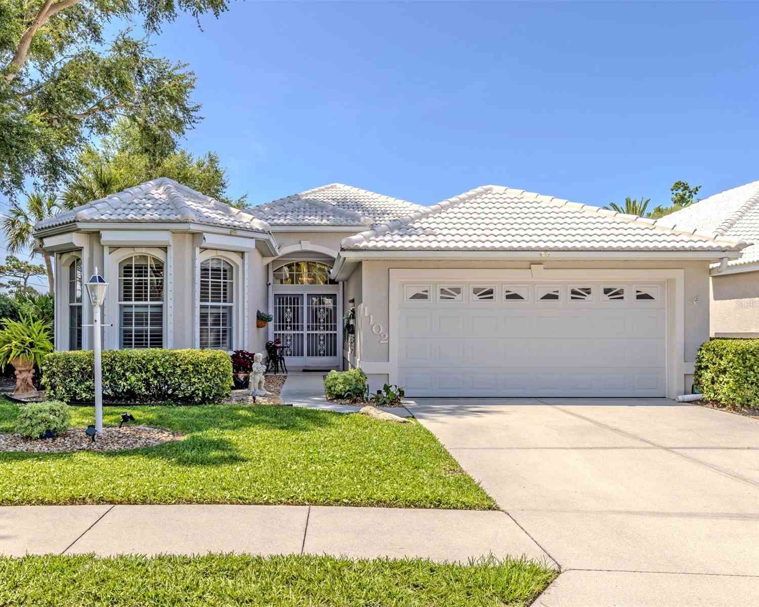 Homes For Sale - 1102 Southlake Court<br/> VENICE, FL 34285