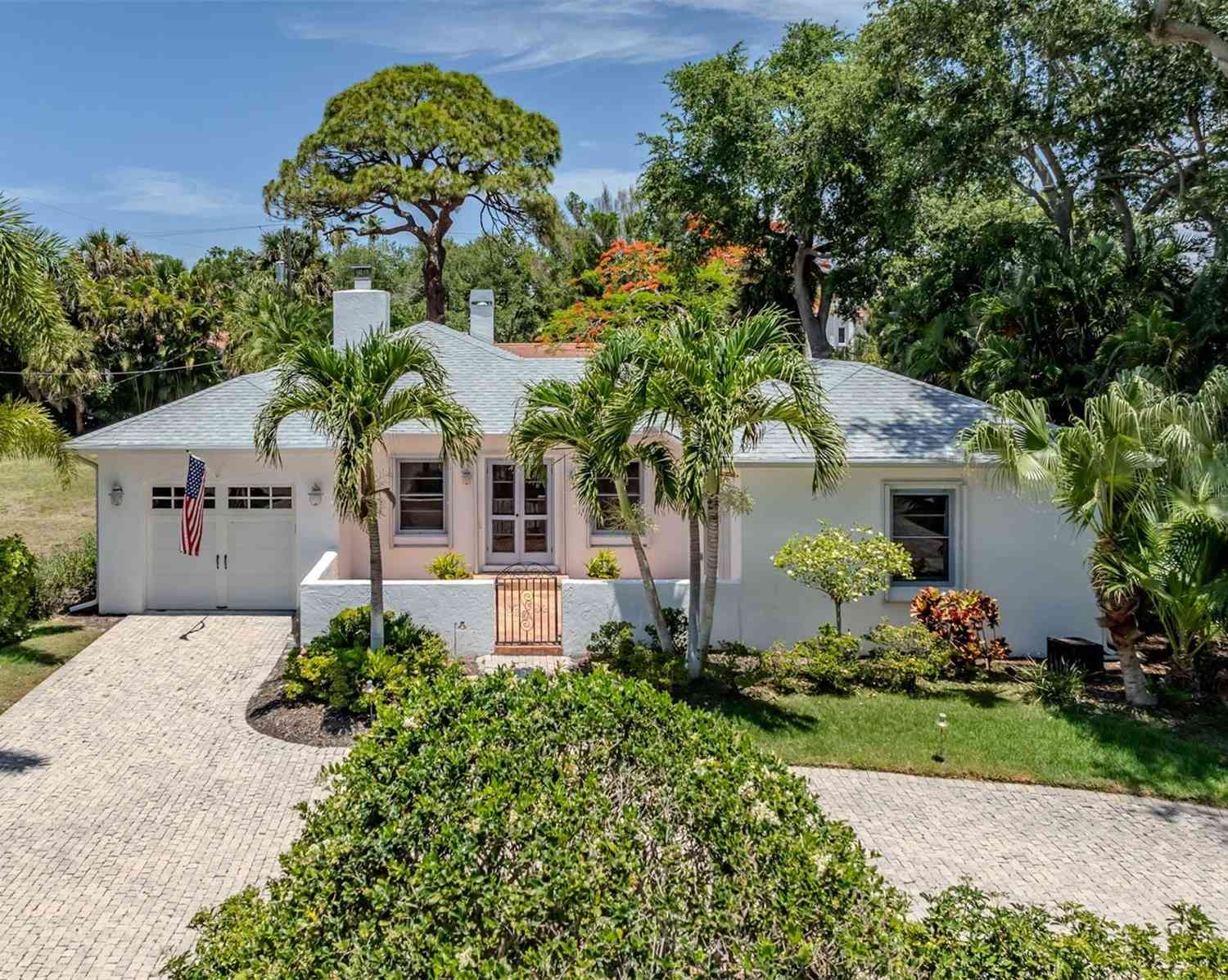 Homes For Sale - 628 Granada Avenue<br/> VENICE, FL 34285