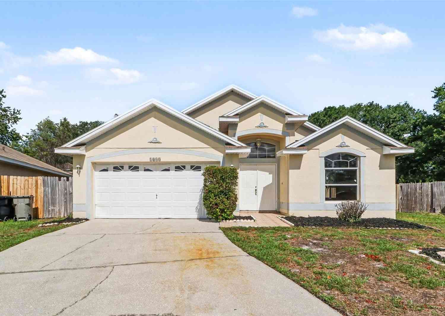 Homes For Sale - 1040 Pineview Court<br/> APOPKA, FL 32712