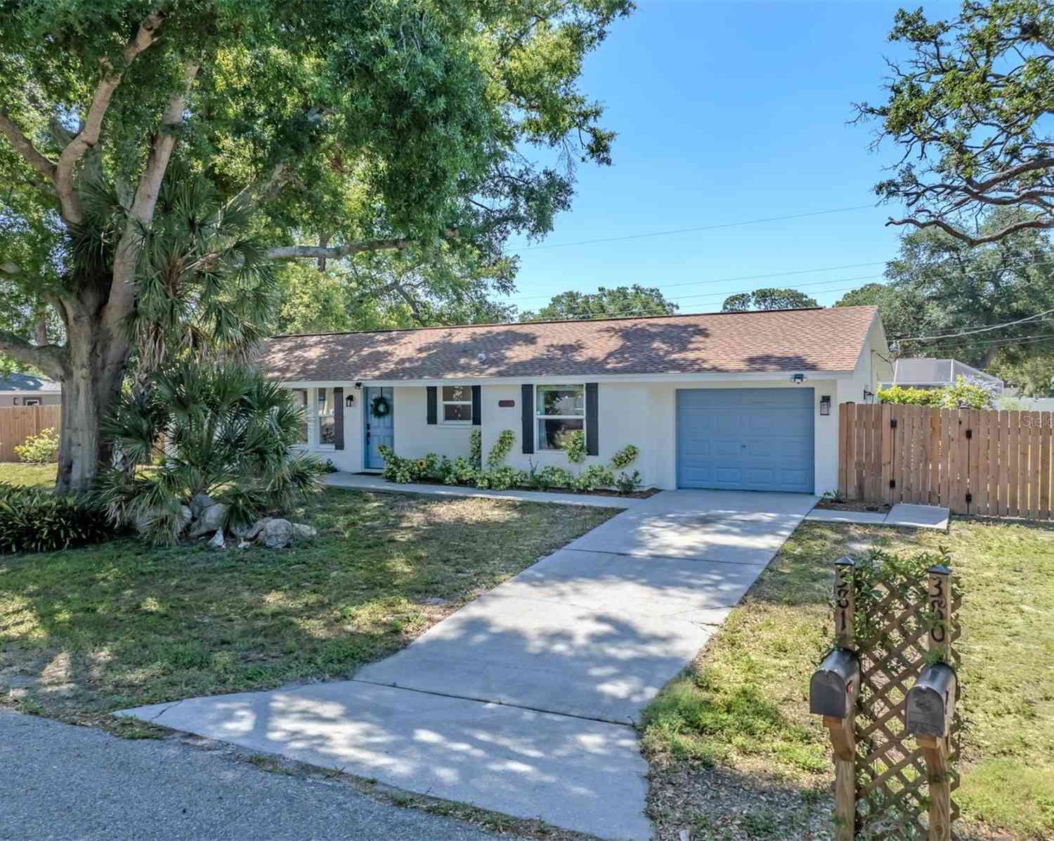 Homes For Sale - 381 Falkland Road<br/> VENICE, FL 34293