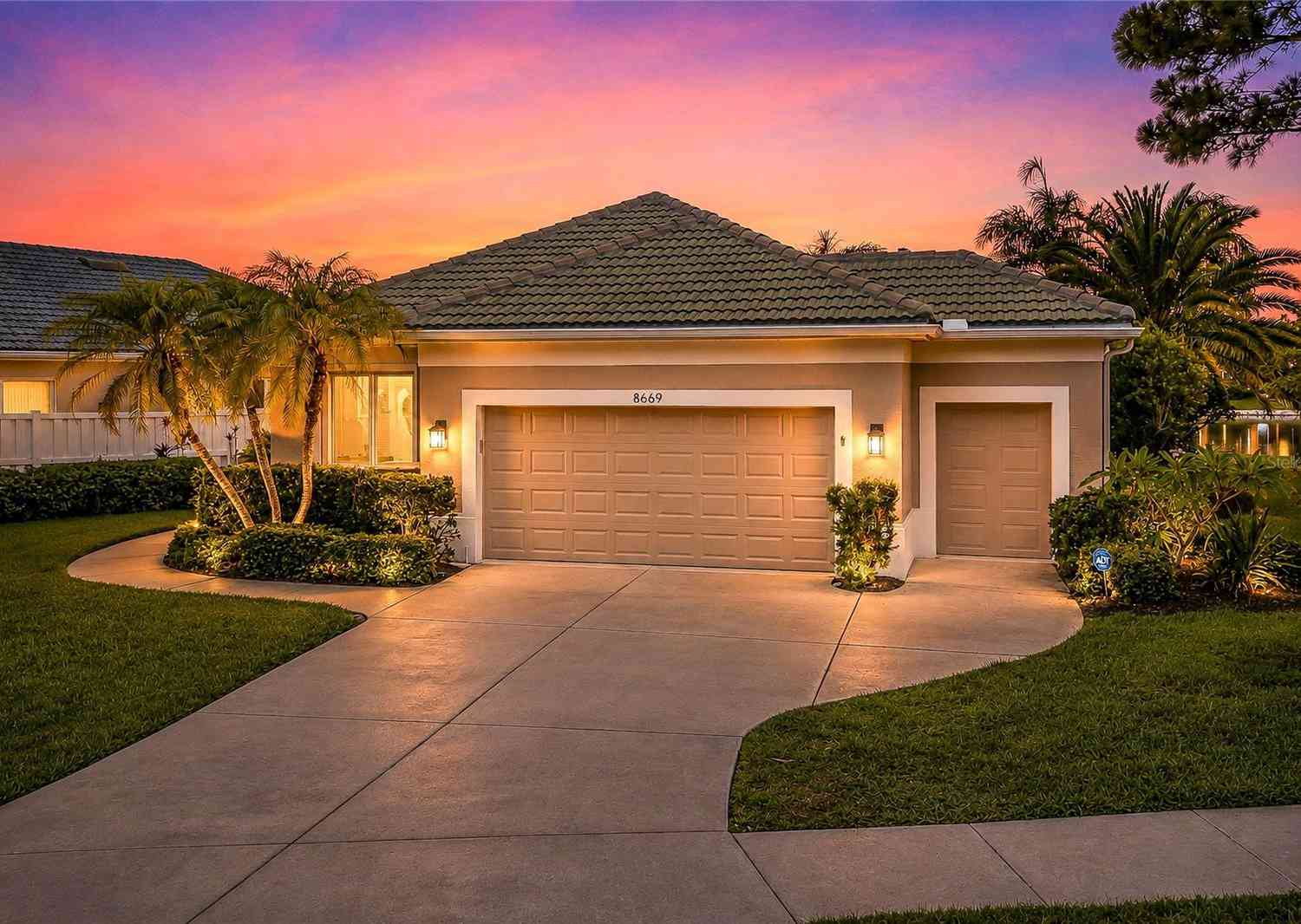 Homes For Sale - 8669 54th Avenue Circle<br/> BRADENTON, FL 34211