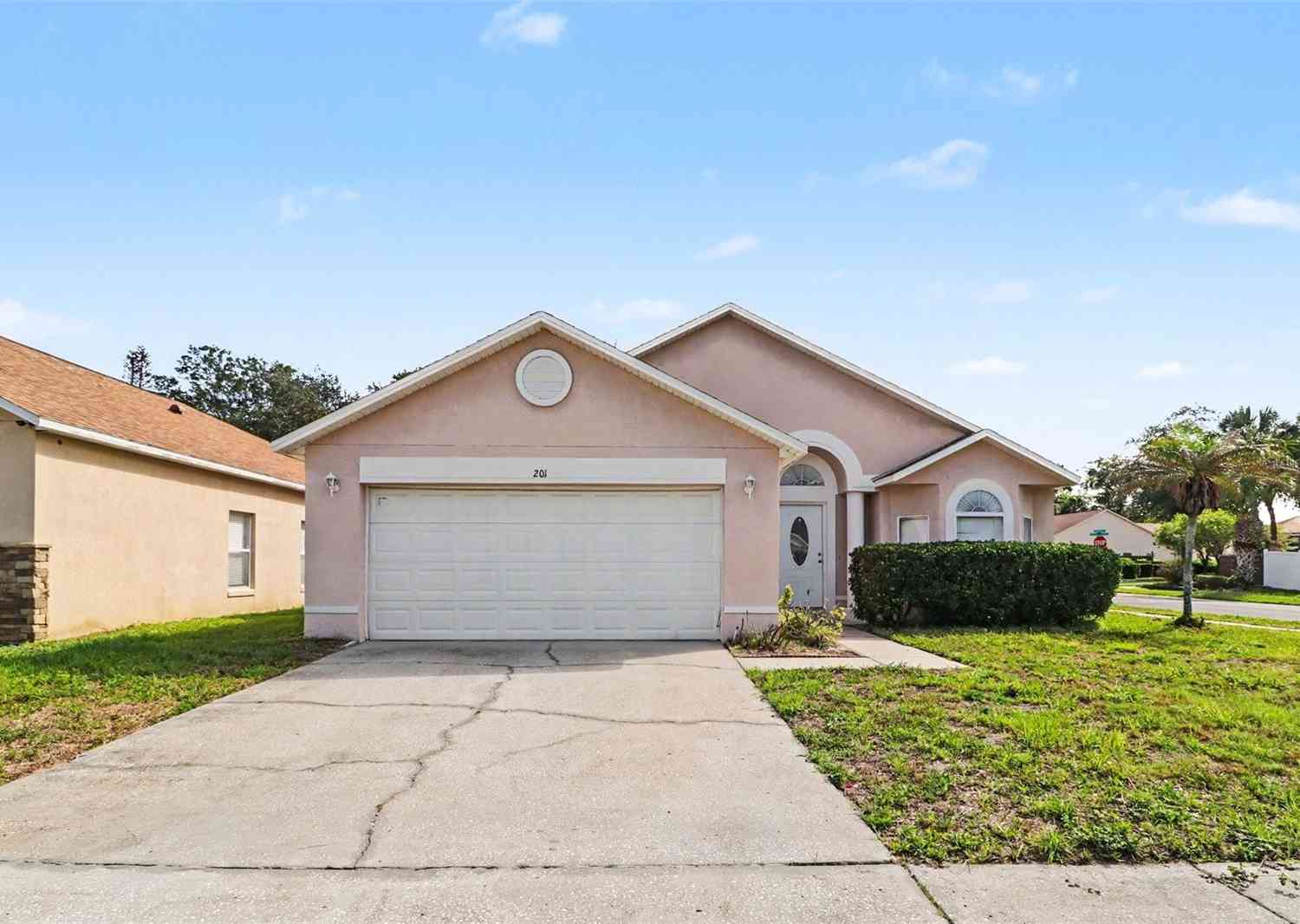 Homes For Sale - 201 Lancer Oak Drive<br/> APOPKA, FL 32712