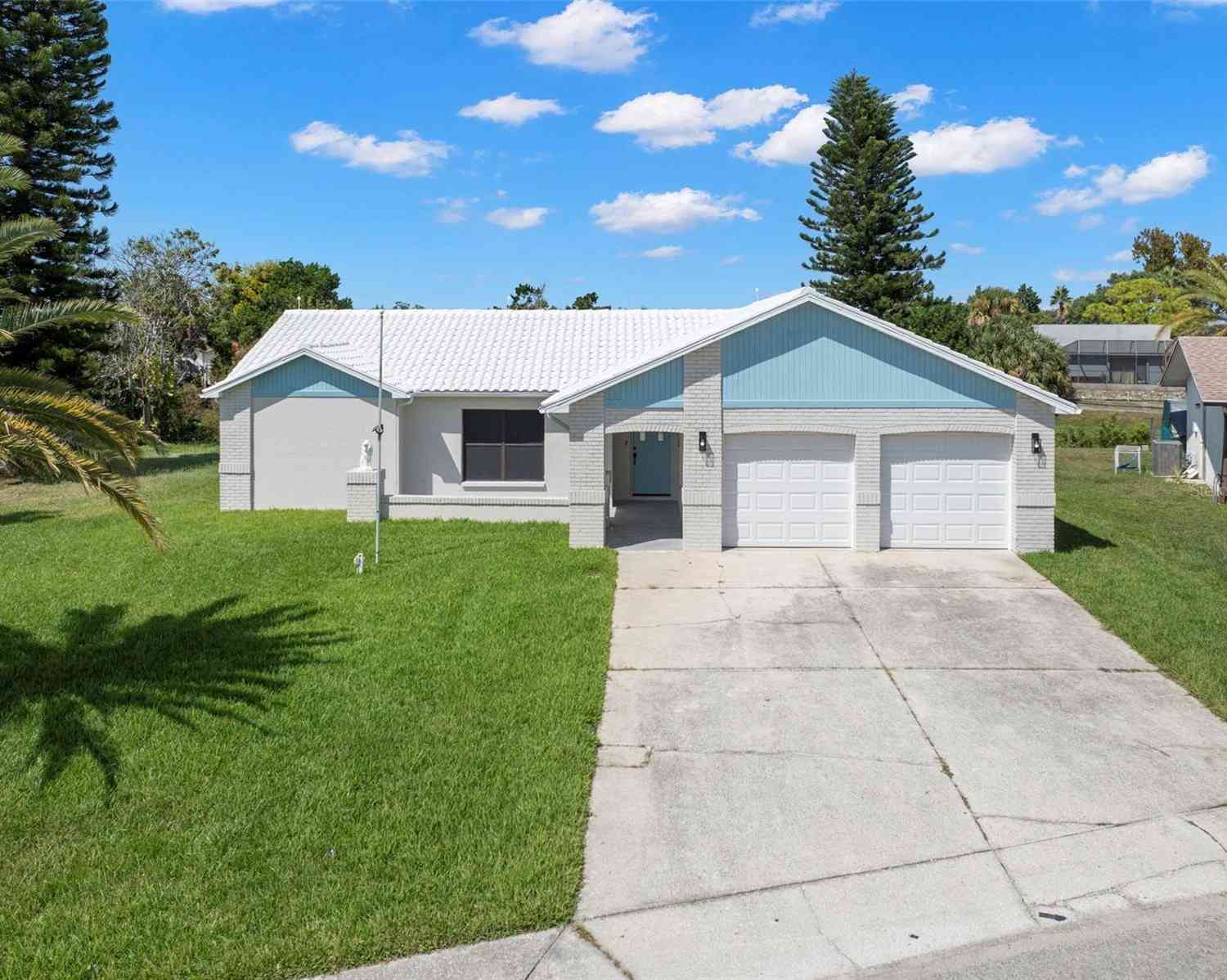 Homes For Sale - 7439 Vienna Lane<br/> PORT RICHEY, FL 34668