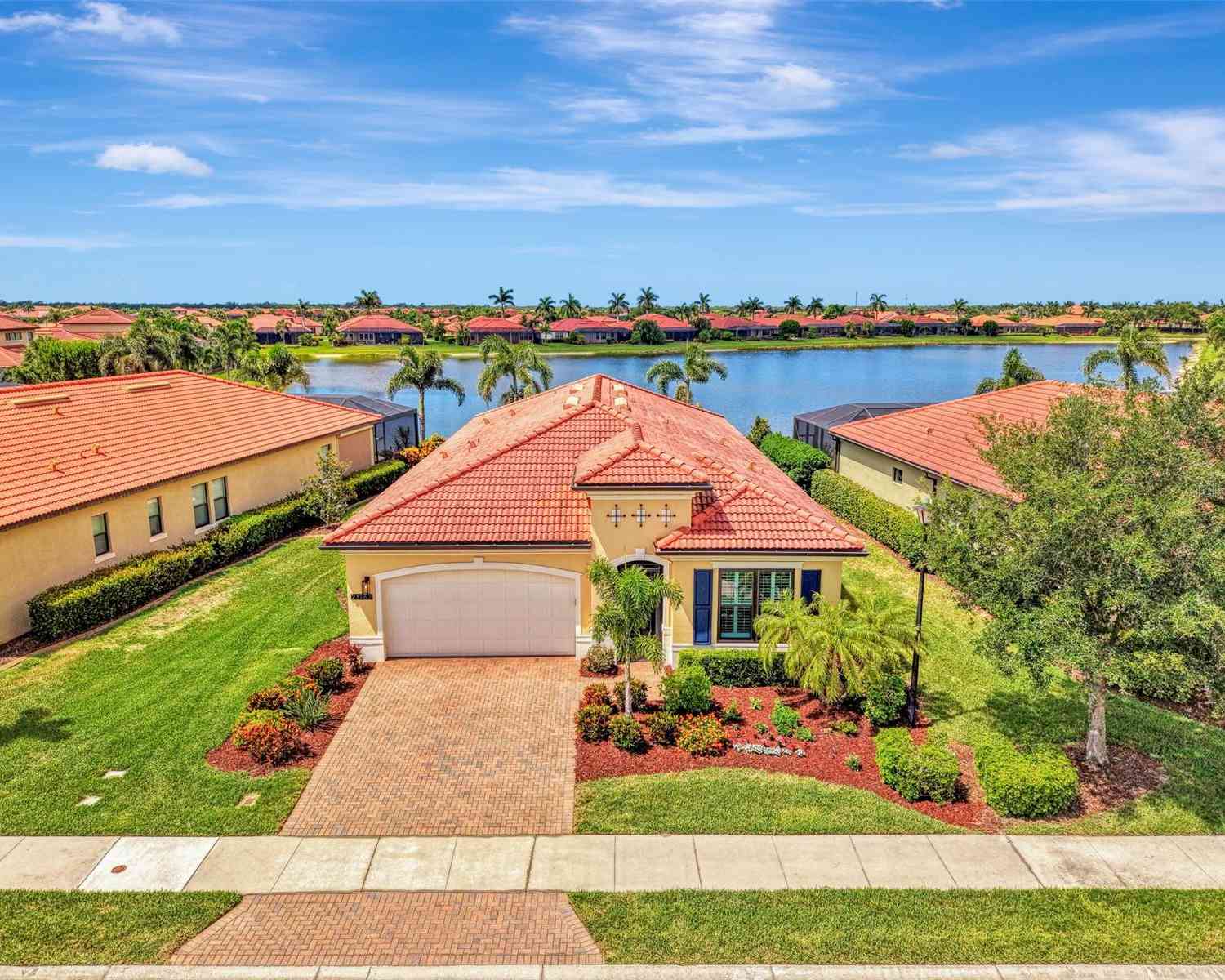 Homes For Sale - 23762 Waverly Circle<br/> VENICE, FL 34293