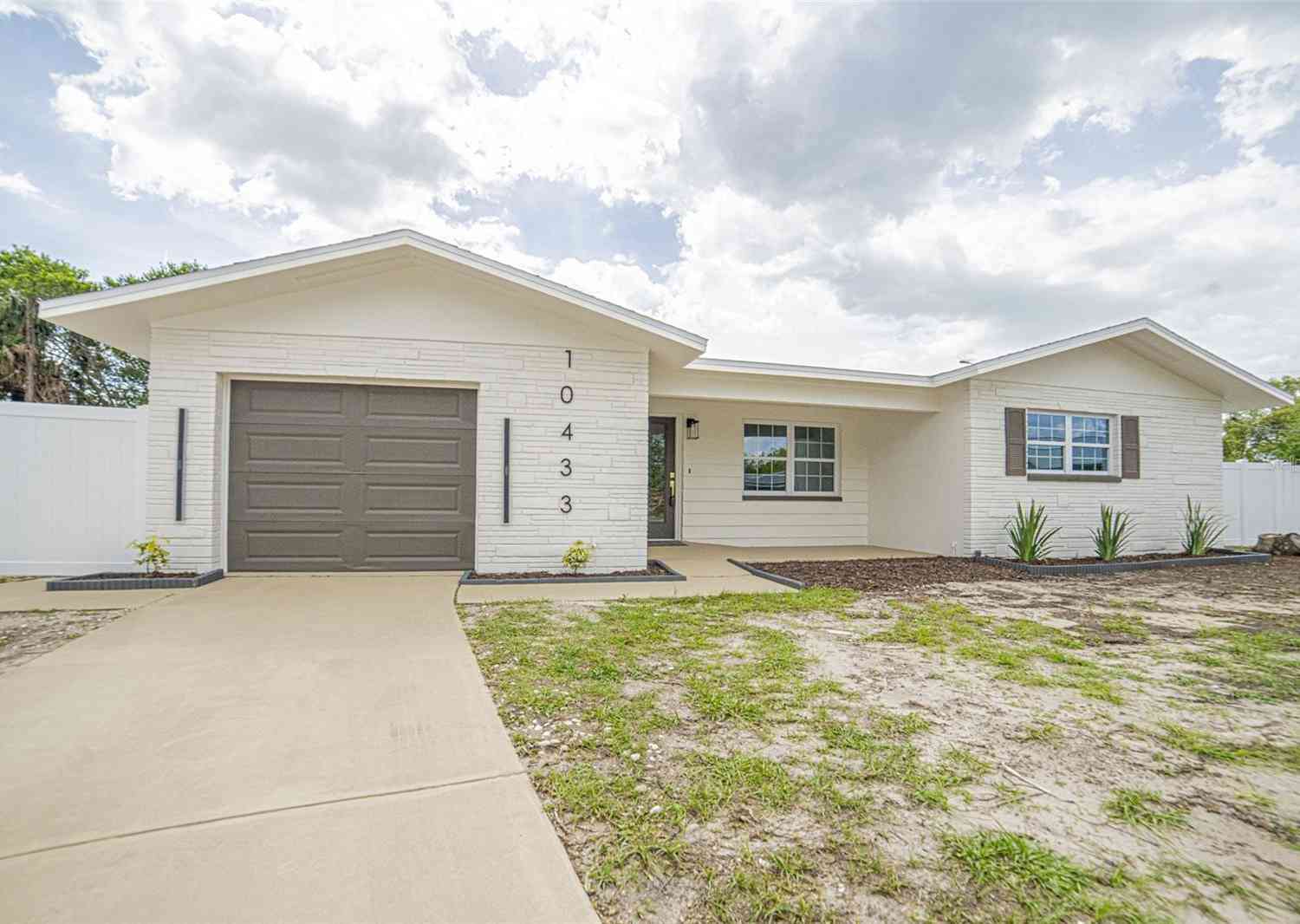 Homes For Sale - 10433 Abelia Court<br/> PORT RICHEY, FL 34668