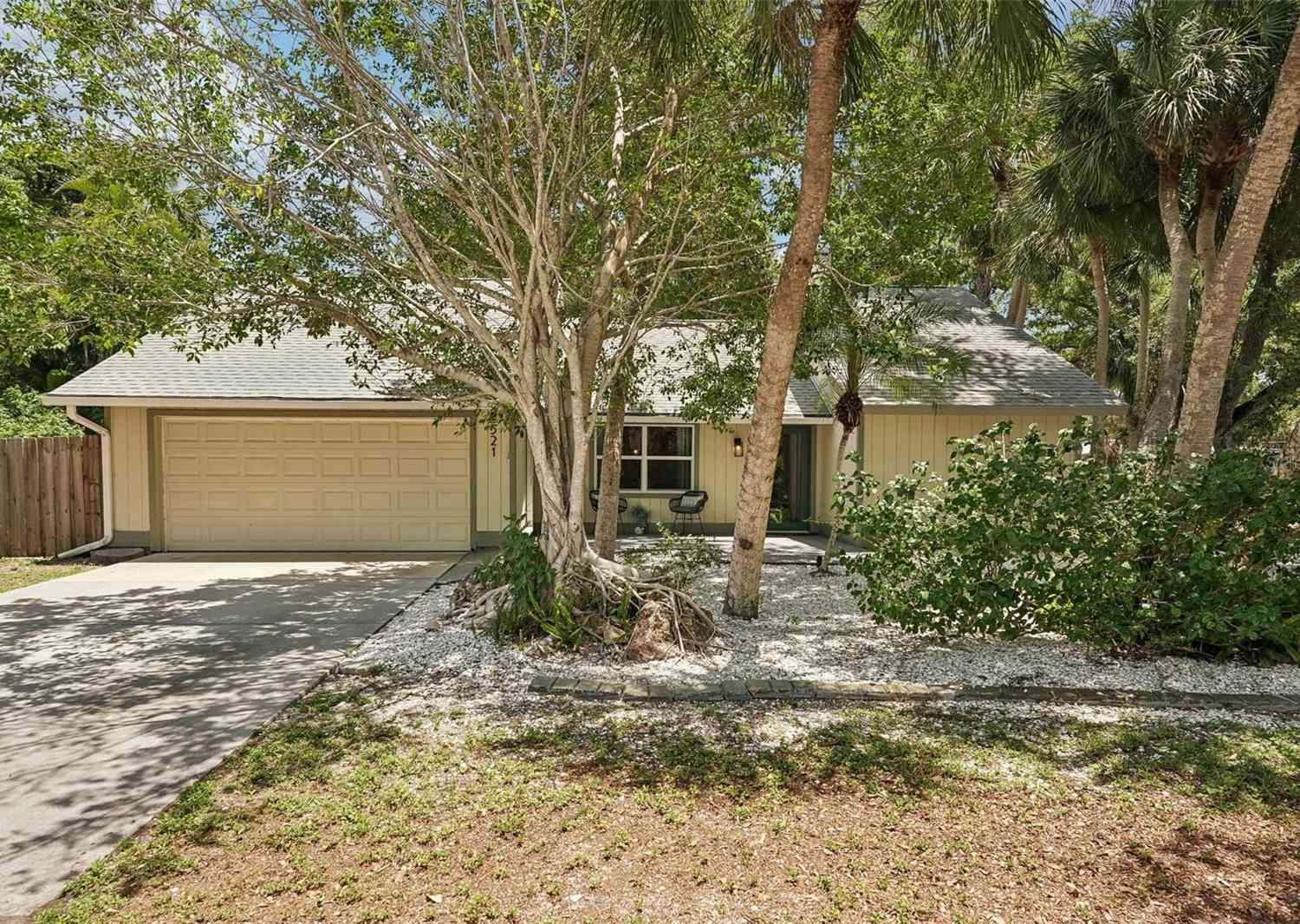 Homes For Sale - 521 Avalon Road<br/> VENICE, FL 34293