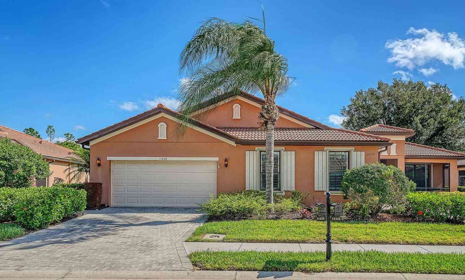 Villa For Sale - 11426 Bertolini Drive<br/> VENICE, FL 34292