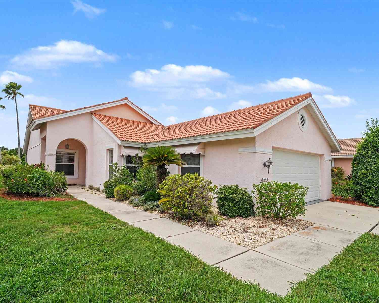 Homes For Sale - 6643 Oakbrooke Circle<br/> BRADENTON, FL 34202