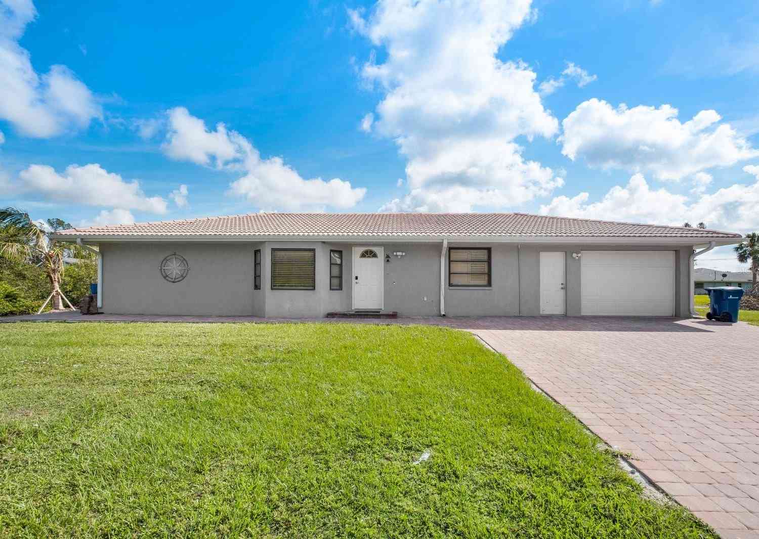 Homes For Sale - 9080 Caloosa Drive<br/> VENICE, FL 34293