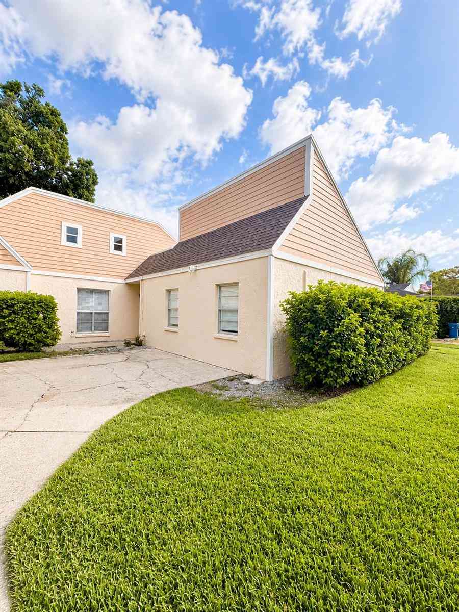 Homes For Sale - 17708 Rivendel Road<br/> LUTZ, FL 33549