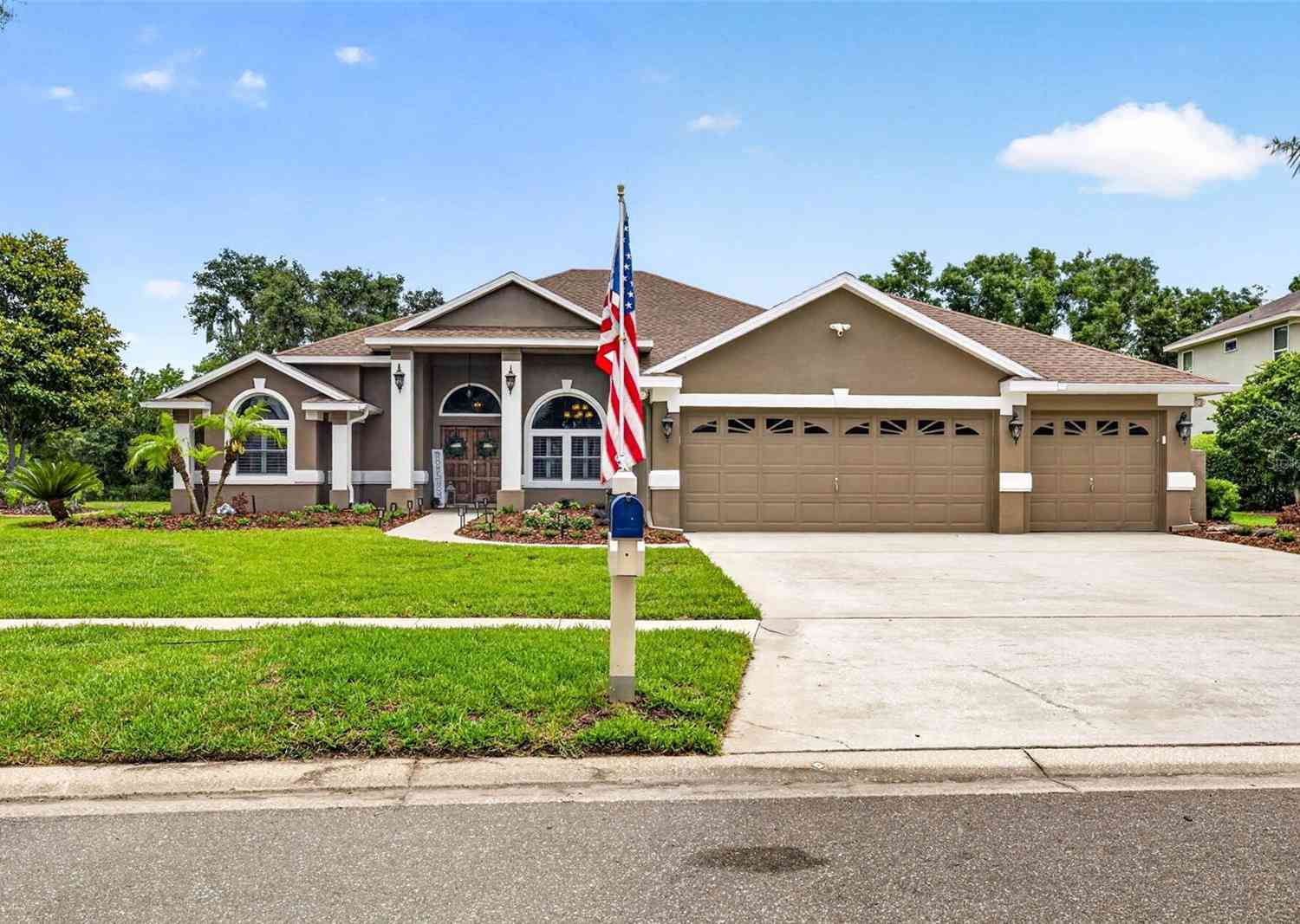 Homes For Sale - 3904 S Nine Drive<br/> Hillsborough County County, VALRICO, FL 33596