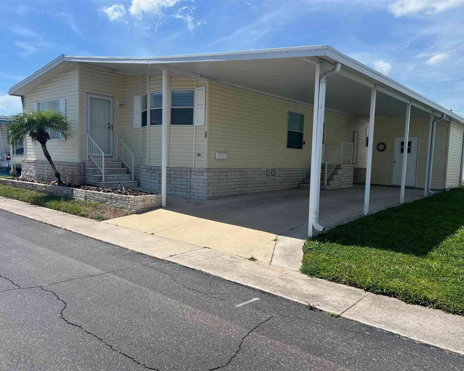 Mobile Home For Sale - 12 Thatch Palm Street<br/> Pinellas County, LARGO, FL 33770