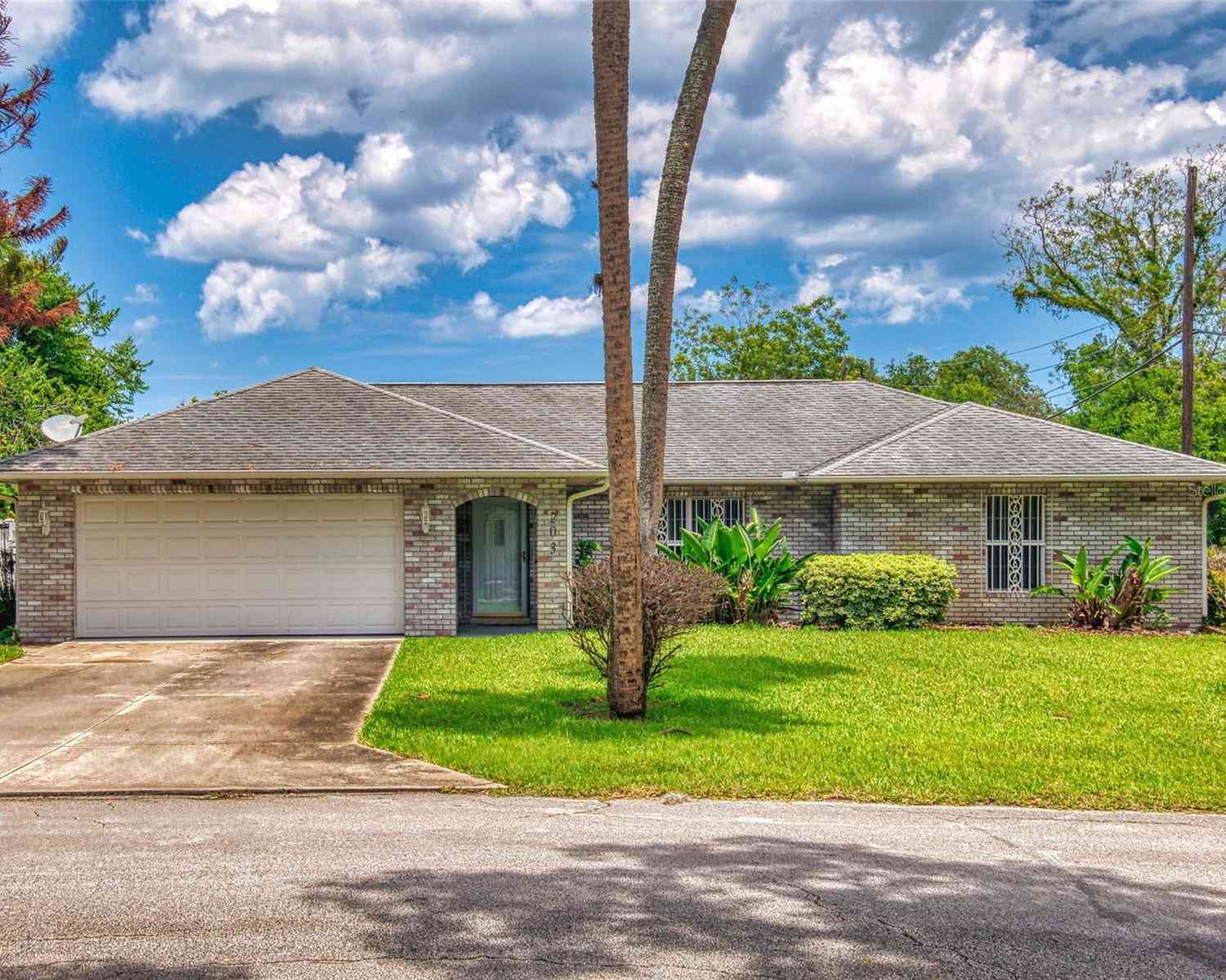 Homes For Sale - 203 N Duss Street<br/> NEW SMYRNA BEACH, FL 32168