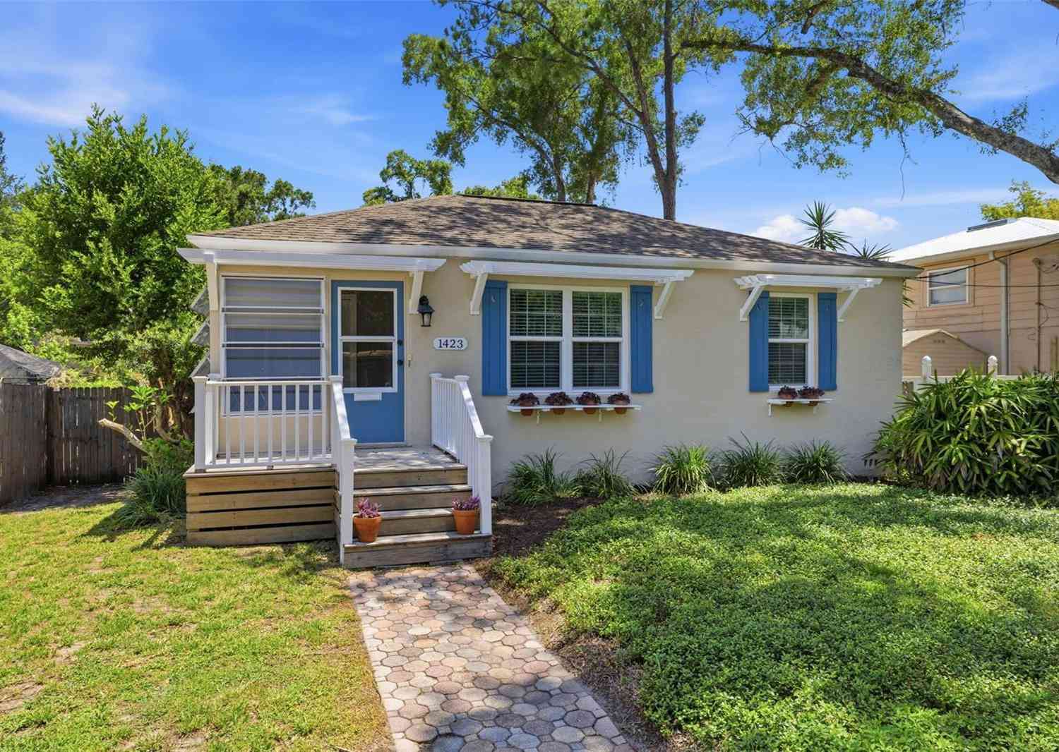 Homes For Sale - 1423 E Henry Avenue<br/> Tampa, FL 33604