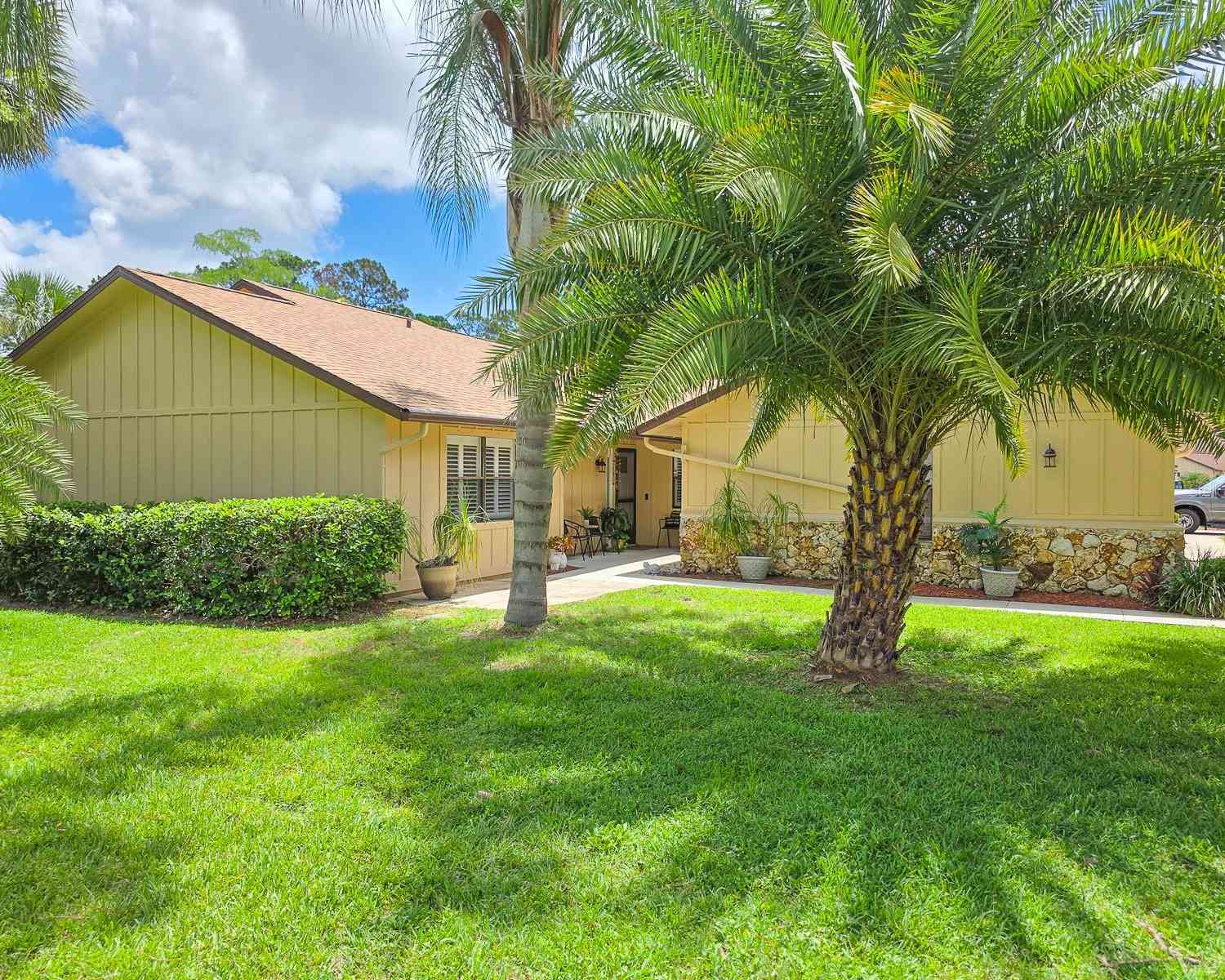 Homes For Sale - 100 Sea Pines Circle<br/> DAYTONA BEACH, FL 32114