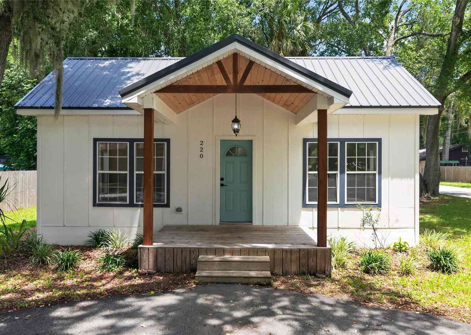 Homes For Sale - 220 NE 1st Avenue<br/> WILLISTON, FL 32696