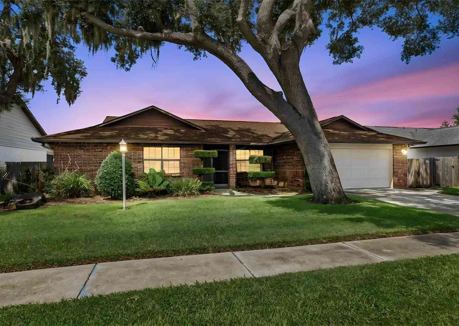 Homes For Sale - 653 Timber Pond Drive<br/> BRANDON, FL 33510