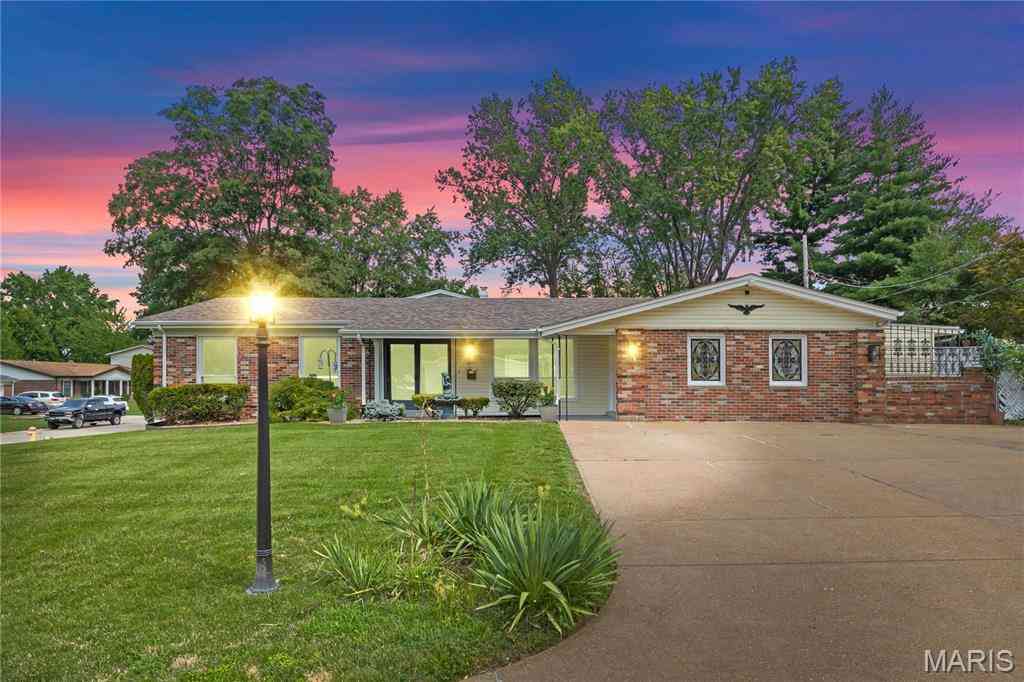 Homes For Sale - 3475 Stonehaven<br/> Florissant, MO 63033
