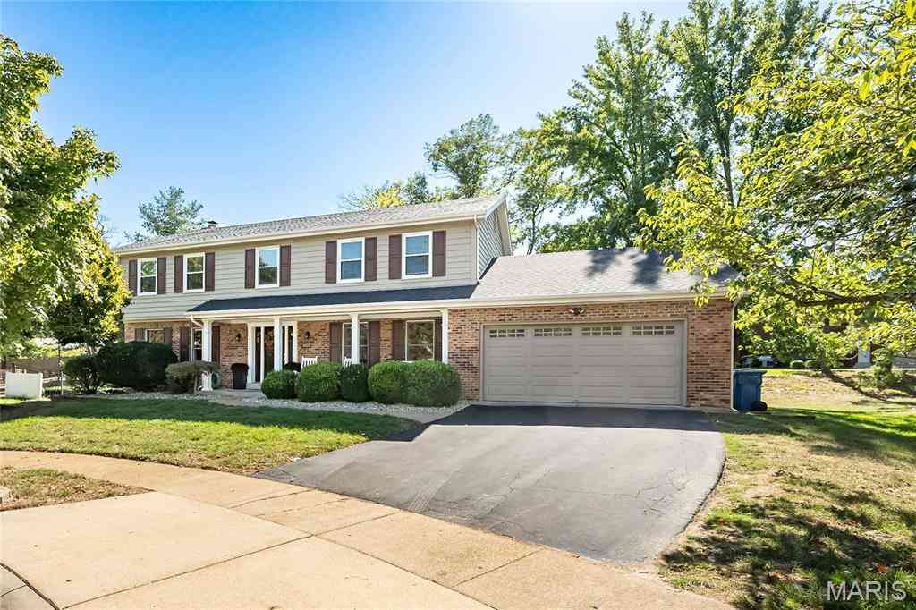 Homes For Sale - 14308 Strawbridge Court<br/> Chesterfield, MO 63017