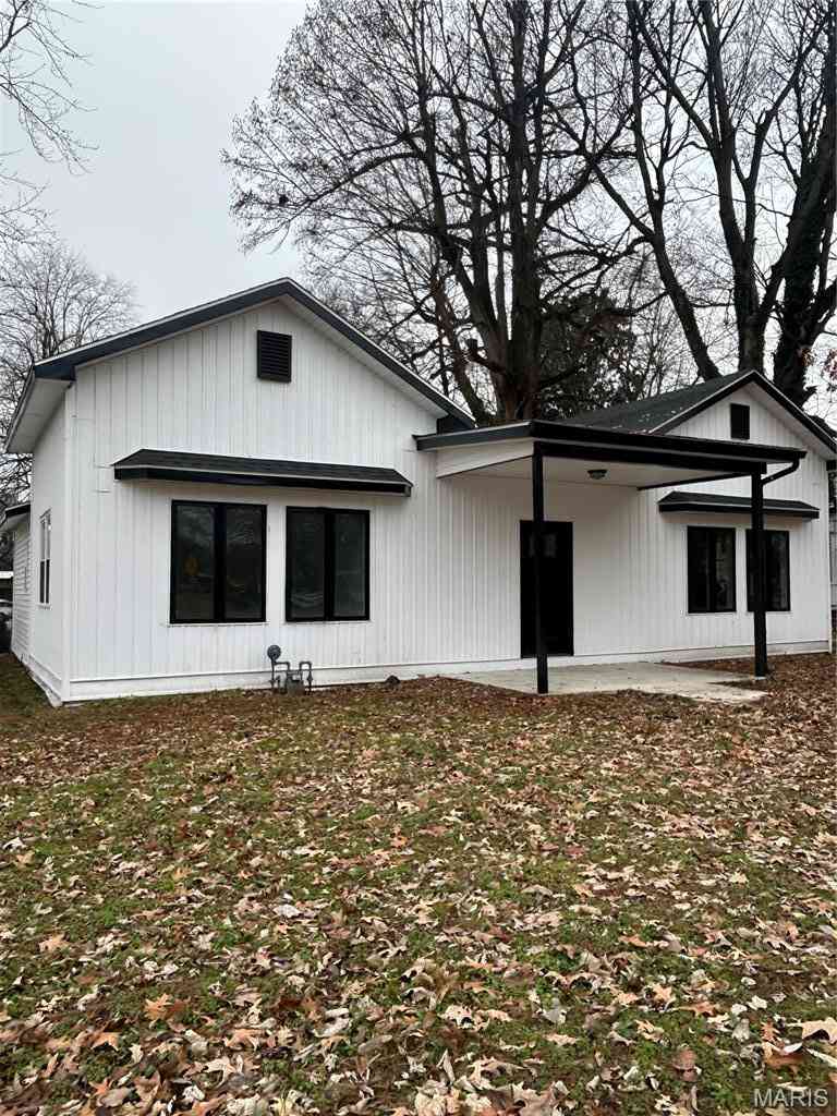 Homes For Sale - 207 E Marshall Street<br/> Charleston, MO 63834